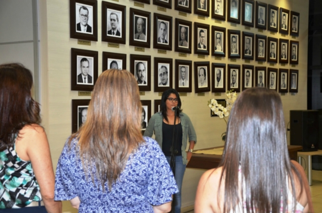 Solenidade marca início da exposição “100 ou quase 100” do Departamento de Cultura