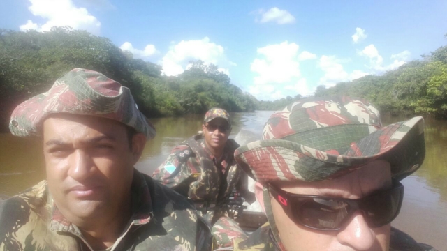 PMA autua dois por pesca ilegal e apreende petrechos ilegais de pesca e arma