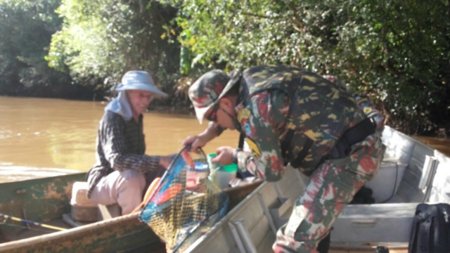 PMA autua dois por pesca ilegal e apreende petrechos ilegais de pesca e arma