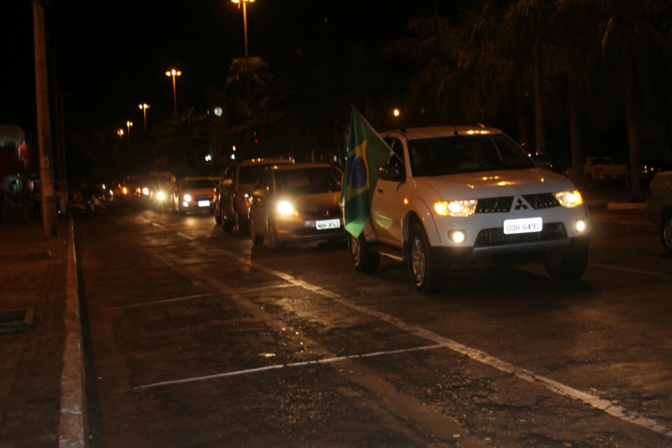 Carreata cruza avenidas de Três Lagoas em protesto à atual política do Brasil
