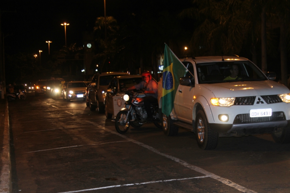 Carreata cruza avenidas de Três Lagoas em protesto à atual política do Brasil