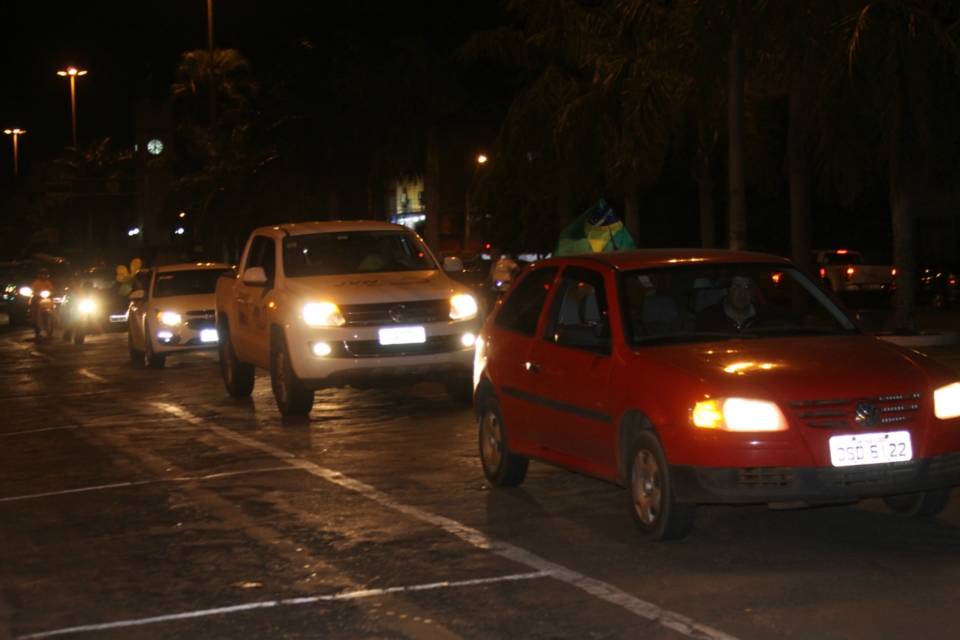 Carreata cruza avenidas de Três Lagoas em protesto à atual política do Brasil