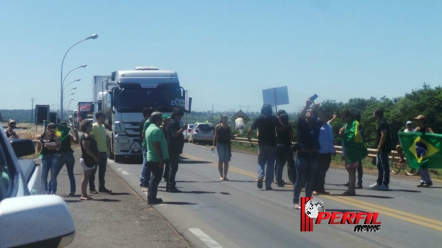 De forma pacífica, manifestantes protestam contra a corrupção na BR-262