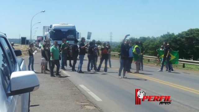 De forma pacífica, manifestantes protestam contra a corrupção na BR-262