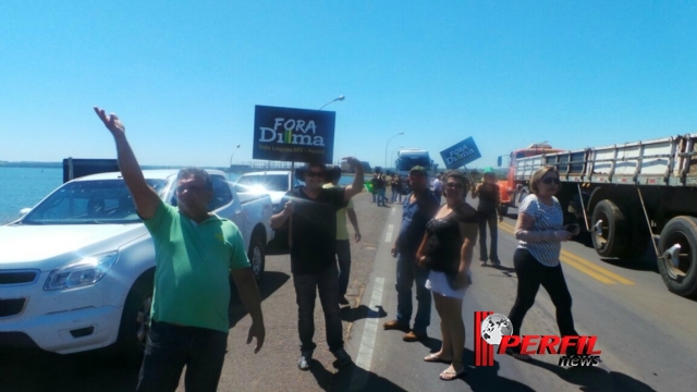 De forma pacífica, manifestantes protestam contra a corrupção na BR-262