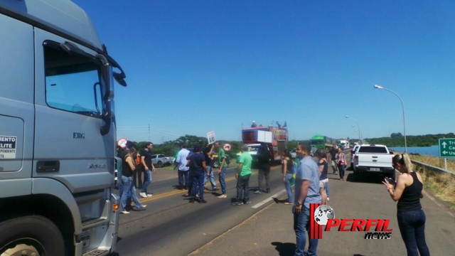 De forma pacífica, manifestantes protestam contra a corrupção na BR-262