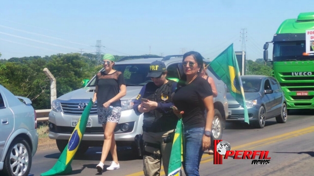 De forma pacífica, manifestantes protestam contra a corrupção na BR-262