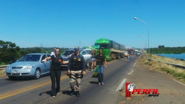 De forma pacífica, manifestantes protestam contra a corrupção na BR-262