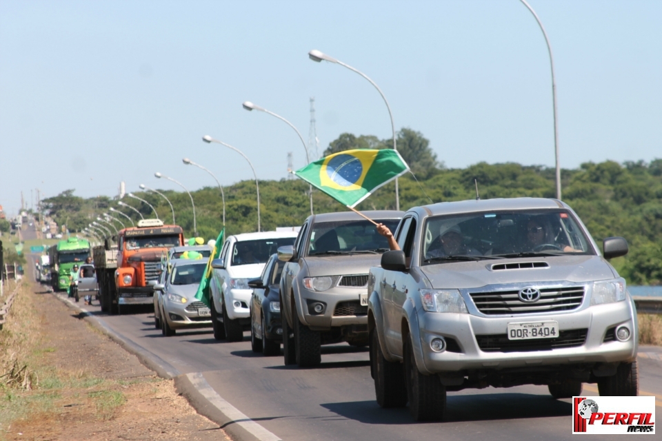 Por 1 hora, manifestantes bloqueiam BR-262 no trecho de acesso entre MS e SP