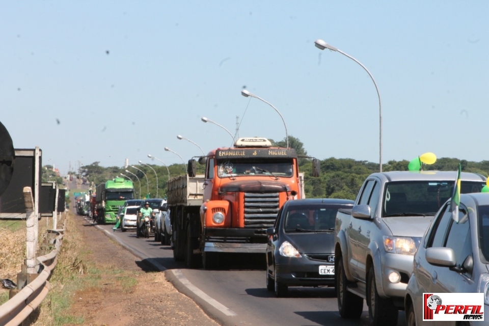 Por 1 hora, manifestantes bloqueiam BR-262 no trecho de acesso entre MS e SP