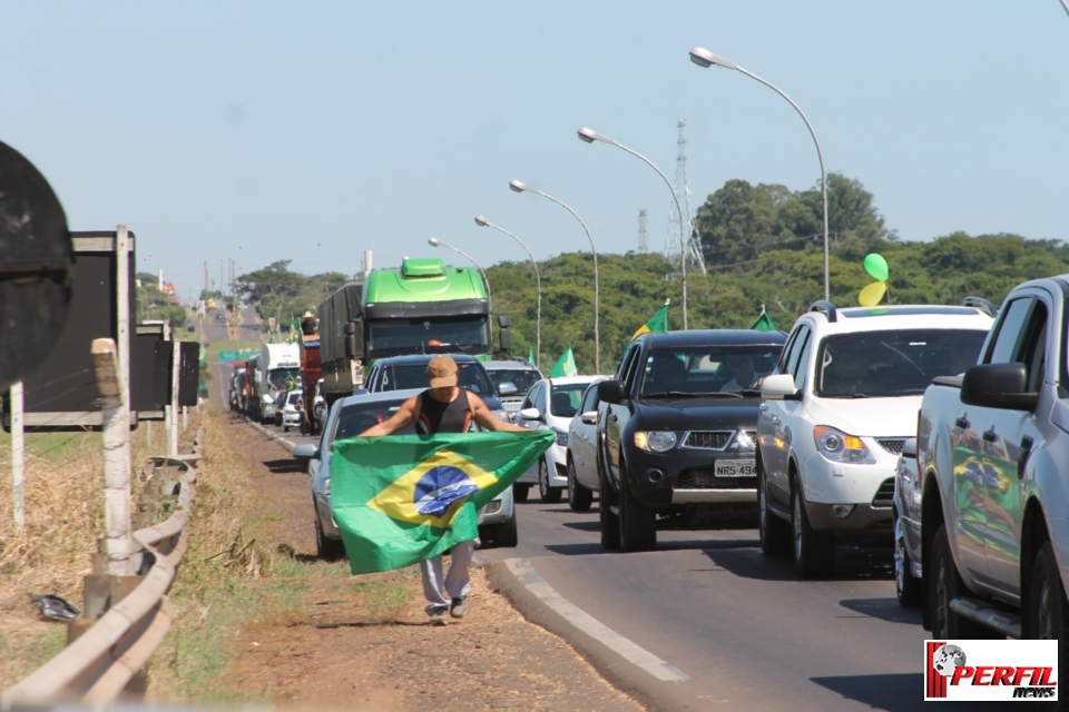 Por 1 hora, manifestantes bloqueiam BR-262 no trecho de acesso entre MS e SP