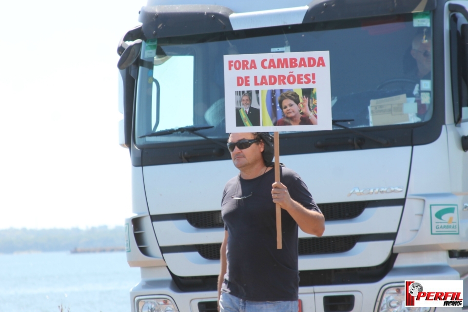 Por 1 hora, manifestantes bloqueiam BR-262 no trecho de acesso entre MS e SP