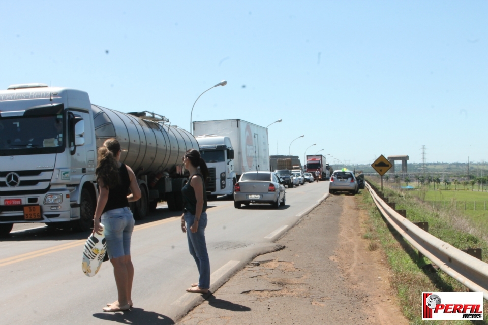 Por 1 hora, manifestantes bloqueiam BR-262 no trecho de acesso entre MS e SP