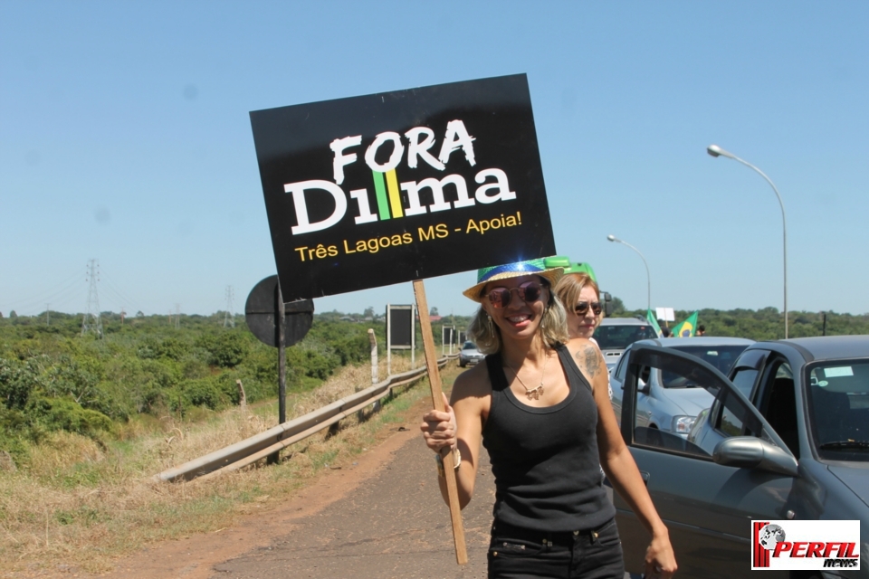 Por 1 hora, manifestantes bloqueiam BR-262 no trecho de acesso entre MS e SP