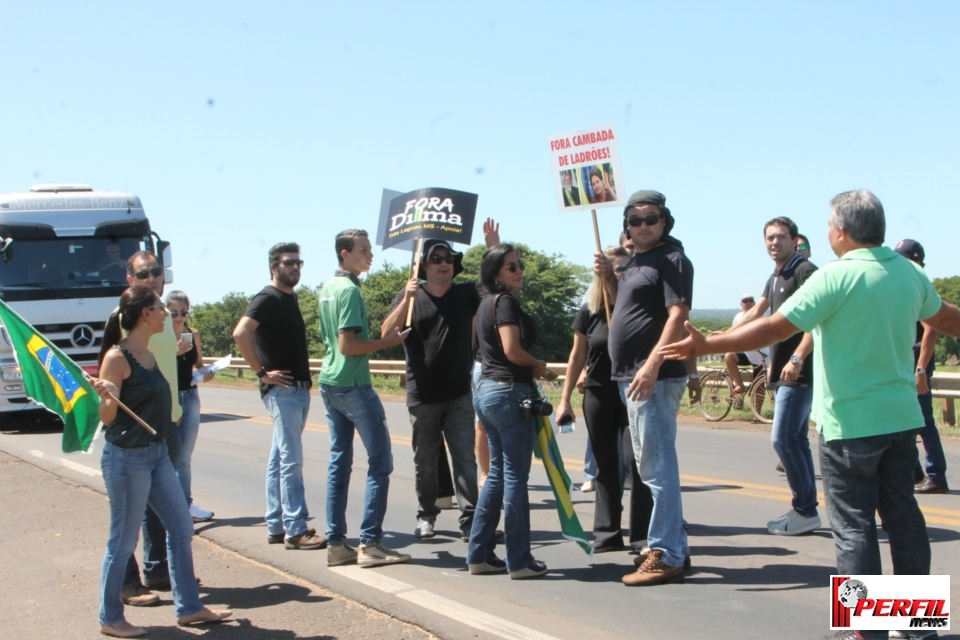 Por 1 hora, manifestantes bloqueiam BR-262 no trecho de acesso entre MS e SP