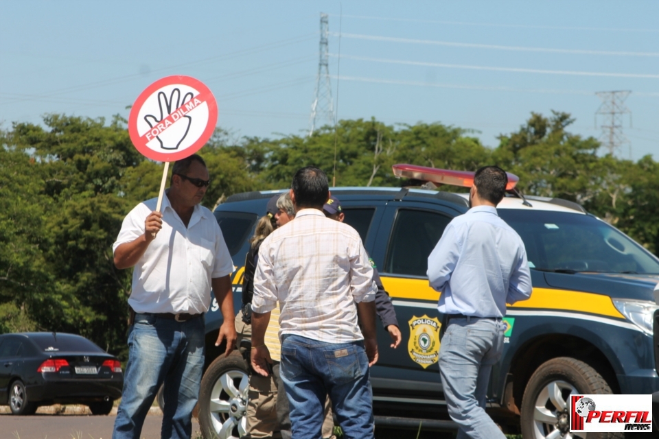 Por 1 hora, manifestantes bloqueiam BR-262 no trecho de acesso entre MS e SP