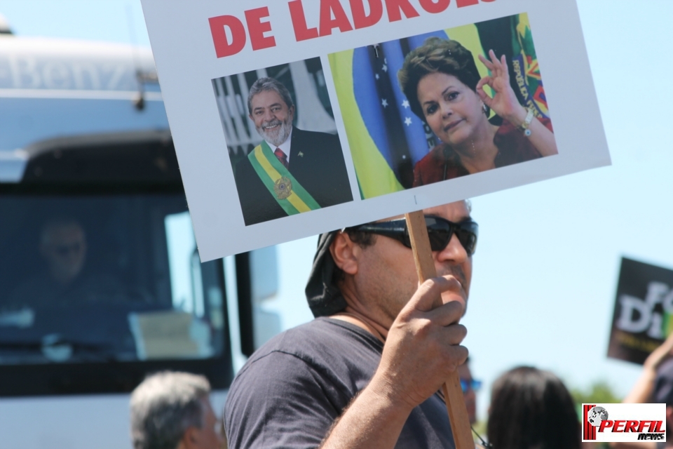 Por 1 hora, manifestantes bloqueiam BR-262 no trecho de acesso entre MS e SP