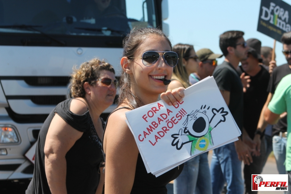 Por 1 hora, manifestantes bloqueiam BR-262 no trecho de acesso entre MS e SP