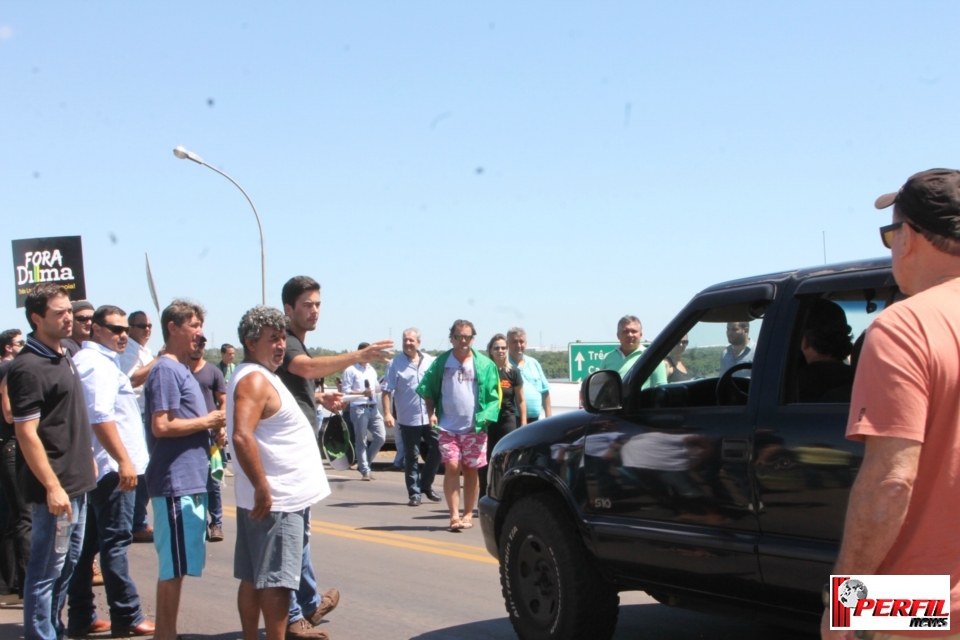 Por 1 hora, manifestantes bloqueiam BR-262 no trecho de acesso entre MS e SP