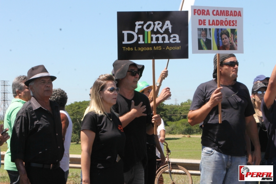 Por 1 hora, manifestantes bloqueiam BR-262 no trecho de acesso entre MS e SP