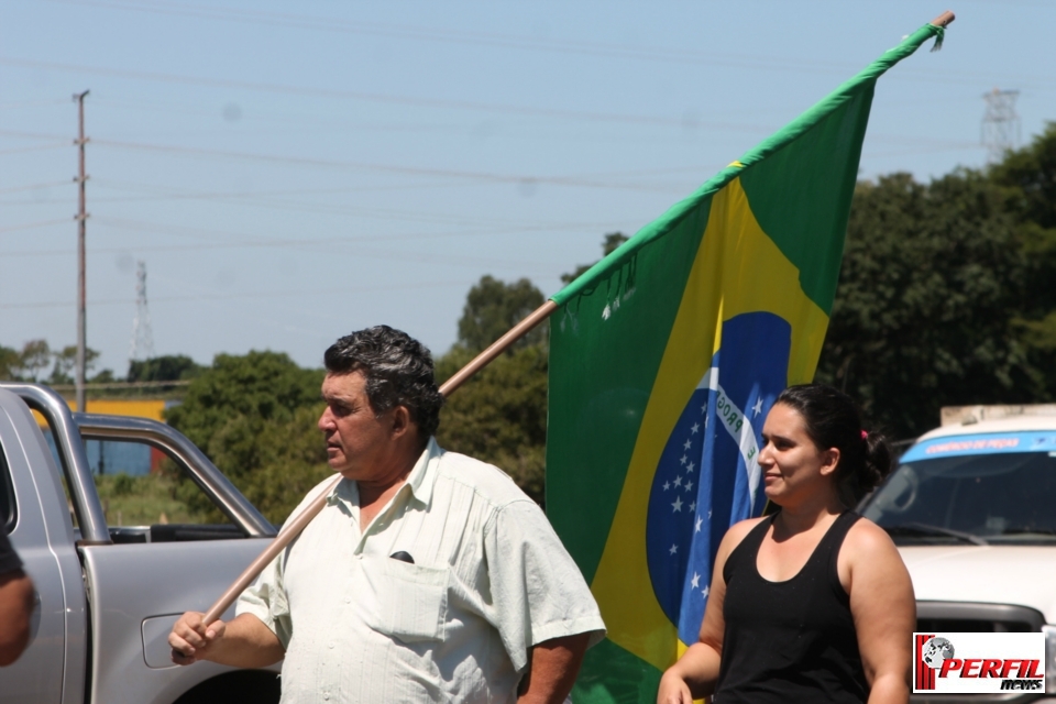 Por 1 hora, manifestantes bloqueiam BR-262 no trecho de acesso entre MS e SP