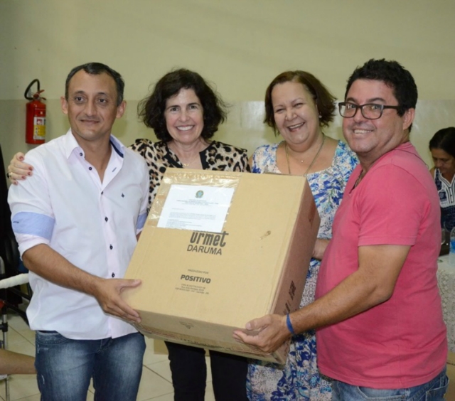 Prefeita Marcia Moura entrega computadores interativos à SEMEC