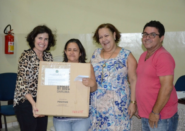 Prefeita Marcia Moura entrega computadores interativos à SEMEC
