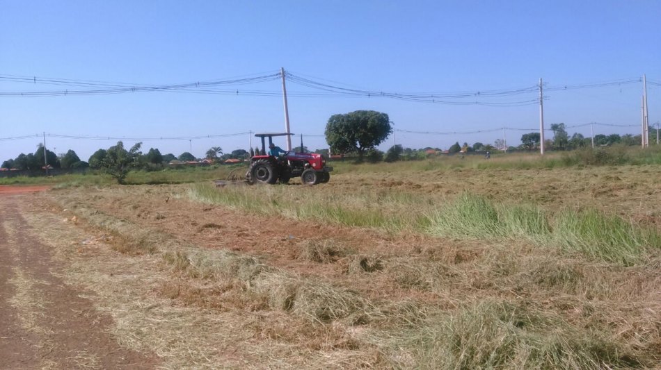 Serviços de limpeza e tapa buracos são realizados em Três Lagoas