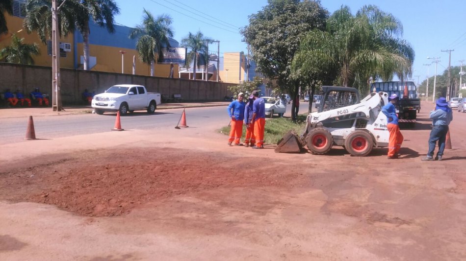 Serviços de limpeza e tapa buracos são realizados em Três Lagoas