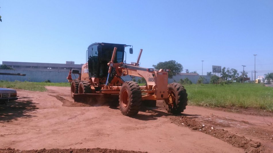 Serviços de limpeza e tapa buracos são realizados em Três Lagoas