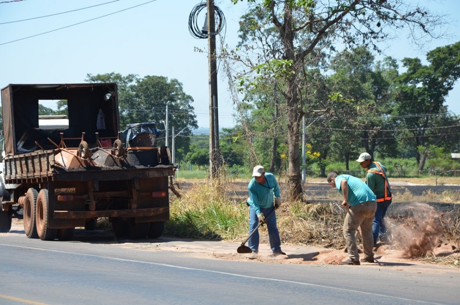 Serviços de limpeza e tapa buracos são realizados em Três Lagoas