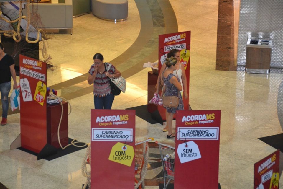 Exposição da campanha Acorda MS – Chega de Impostos está em Shopping da Capital