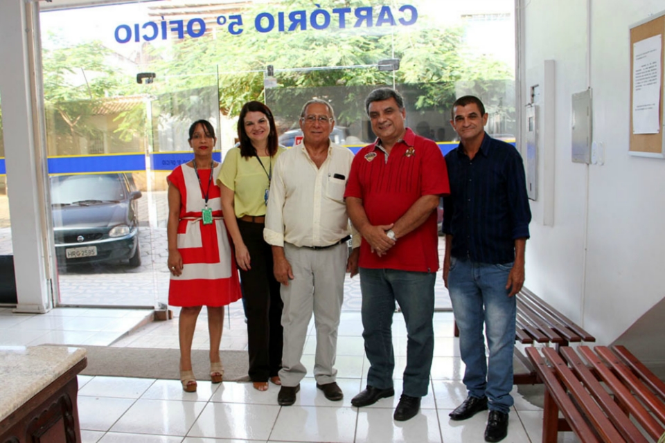 Prefeitura de Ladário formaliza doação da área da Biblioteca do Sesi no município