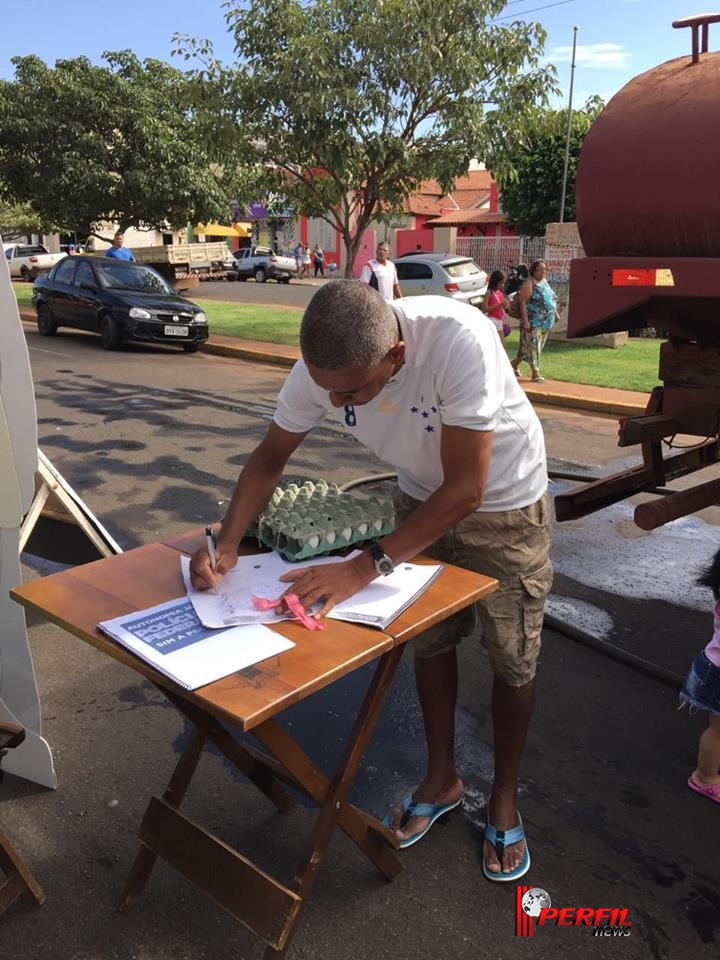 Movimento Vem pra Rua Três Lagoas "derruba Dilma na feira"