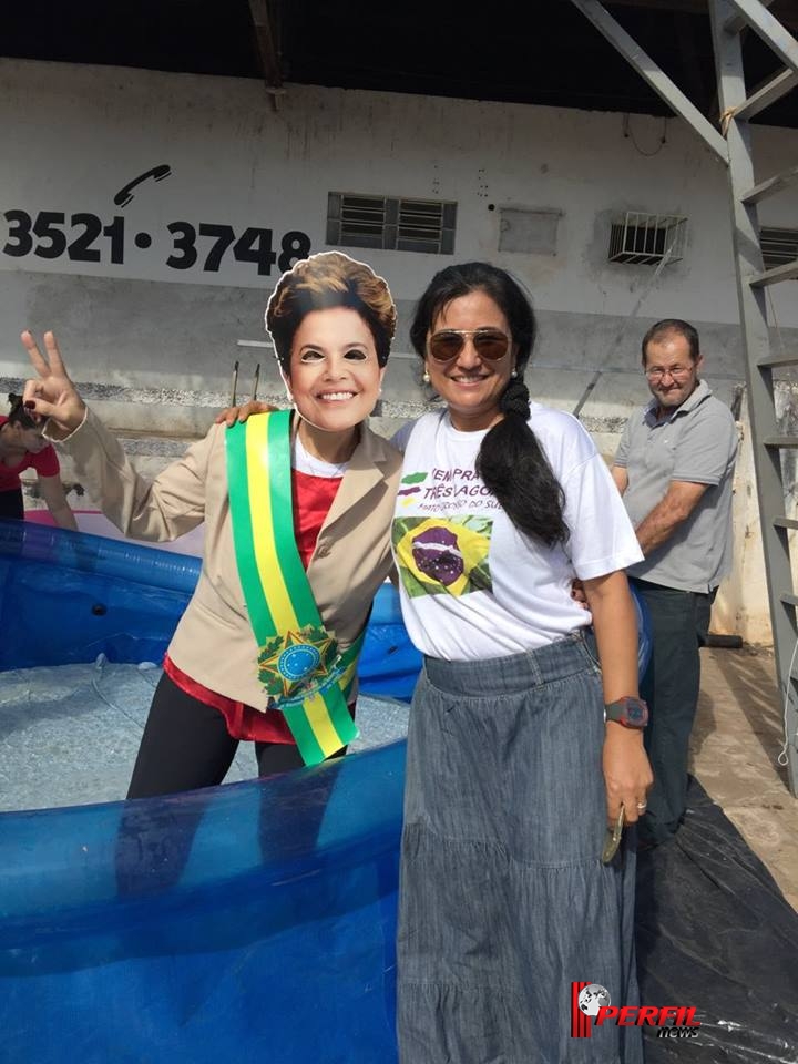Movimento Vem pra Rua Três Lagoas "derruba Dilma na feira"