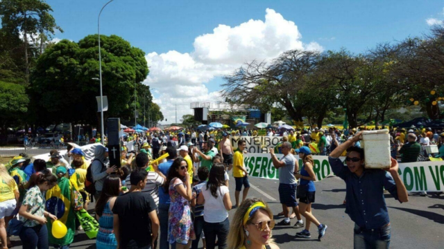 Durante votação na Câmara dos Deputados, manifestantes vão à Brasília em apoio ao processo de Impeachment