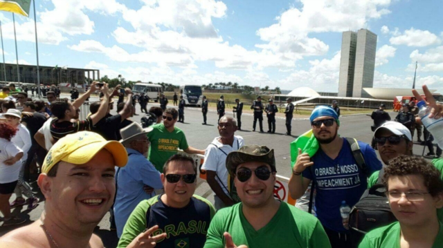 Durante votação na Câmara dos Deputados, manifestantes vão à Brasília em apoio ao processo de Impeachment