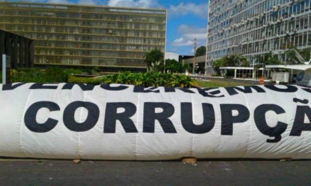 Durante votação na Câmara dos Deputados, manifestantes vão à Brasília em apoio ao processo de Impeachment