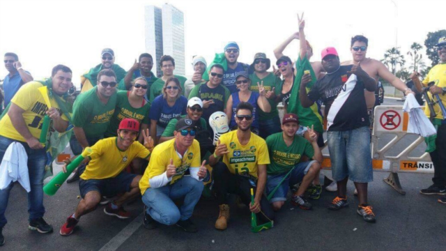 Durante votação na Câmara dos Deputados, manifestantes vão à Brasília em apoio ao processo de Impeachment