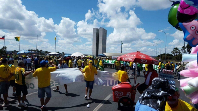 Durante votação na Câmara dos Deputados, manifestantes vão à Brasília em apoio ao processo de Impeachment