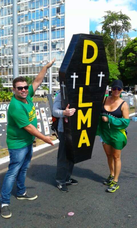 Durante votação na Câmara dos Deputados, manifestantes vão à Brasília em apoio ao processo de Impeachment