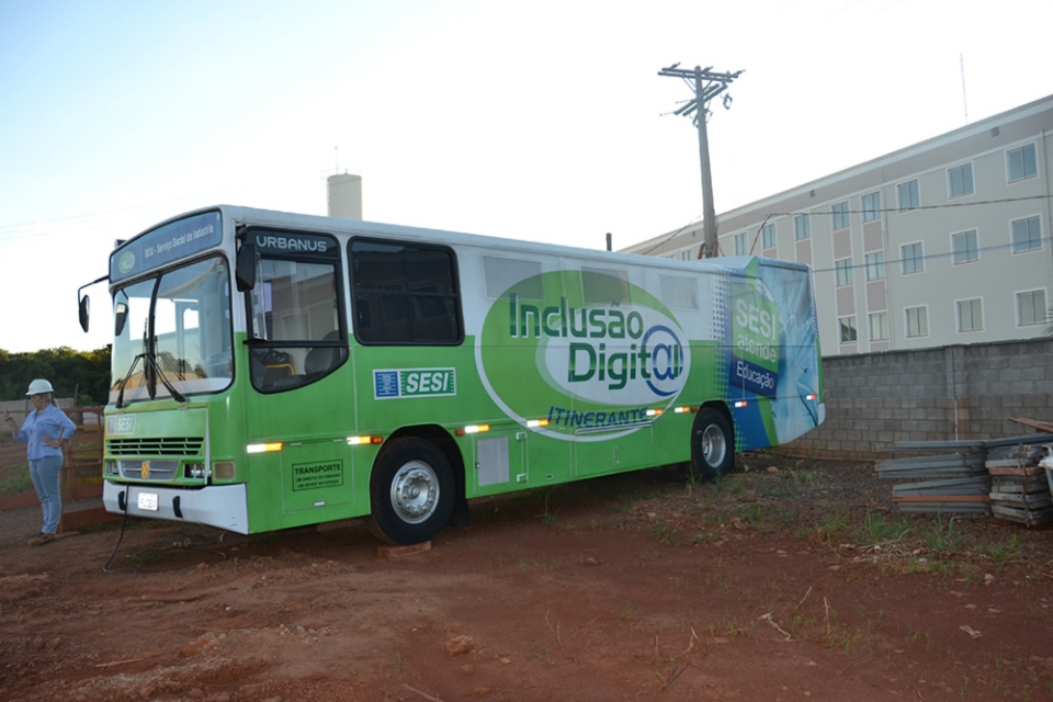 Sesi da Capital leva ônibus da inclusão digital ao canteiro de obra para formar trabalhador