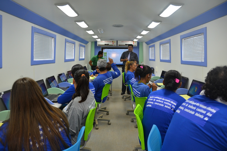 Sesi da Capital leva ônibus da inclusão digital ao canteiro de obra para formar trabalhador