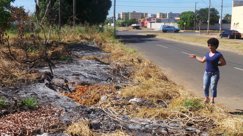 Terreno em área central de Três Lagoas vira depósito de lixo