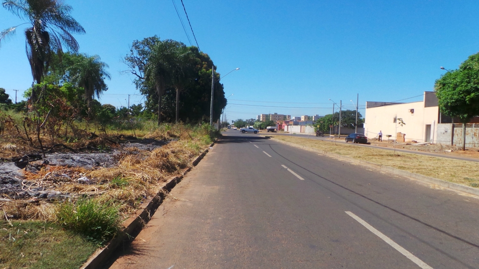 Terreno em área central de Três Lagoas vira depósito de lixo