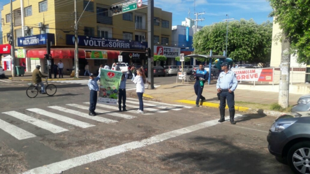 Crianças conscientizam motoristas no centro de Três Lagoas