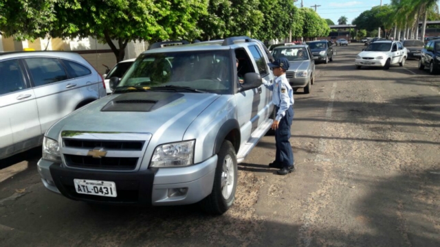 Crianças conscientizam motoristas no centro de Três Lagoas