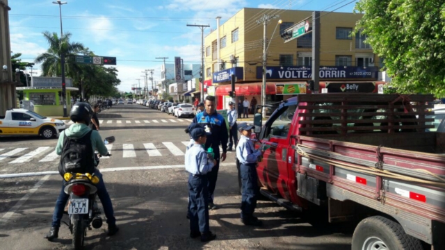 Crianças conscientizam motoristas no centro de Três Lagoas