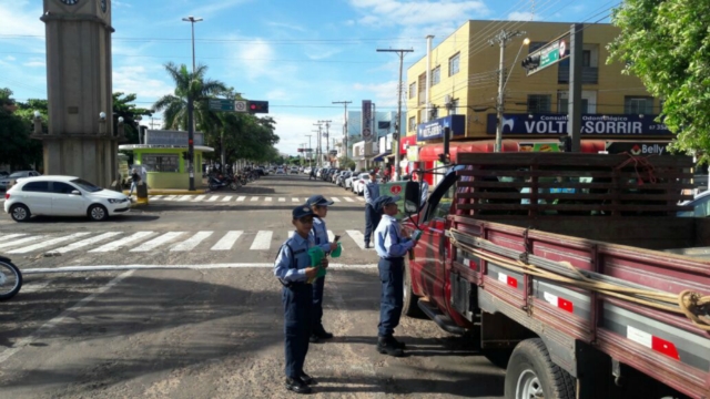 Crianças conscientizam motoristas no centro de Três Lagoas