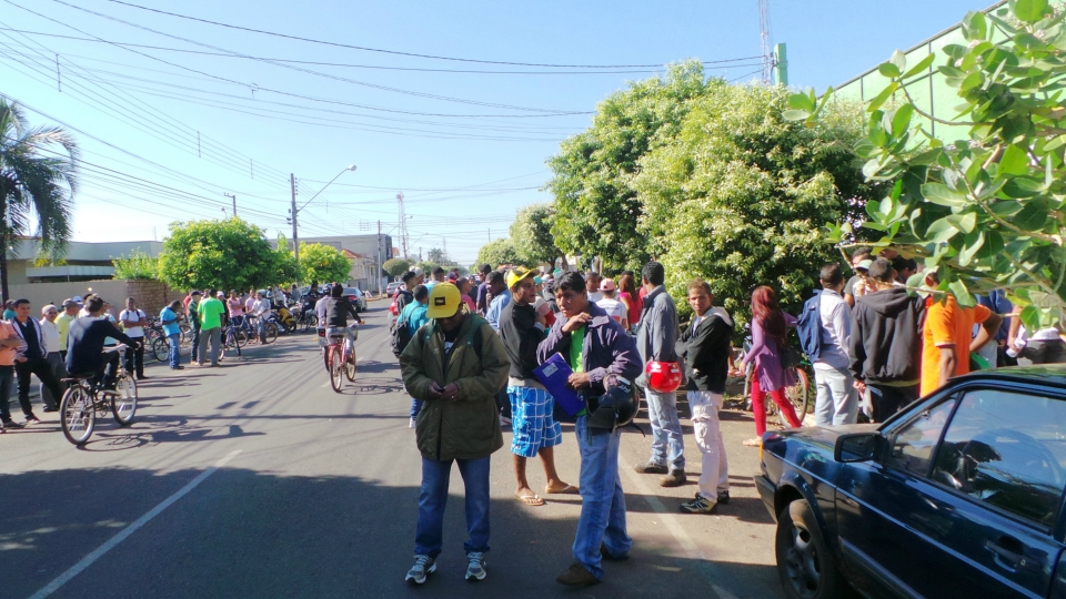 Em busca de empregos trabalhadores causam tumulto na porta do Ciat, PM é acionada